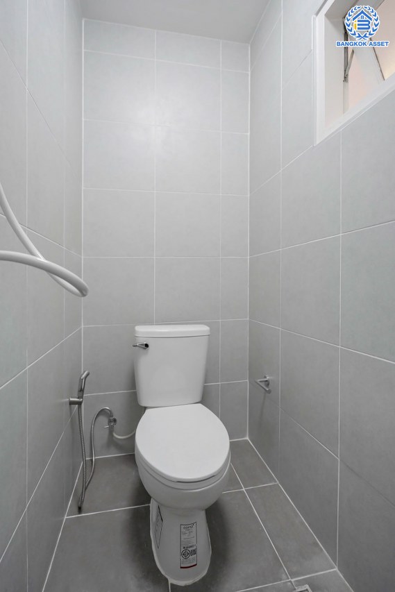 บ้านมือสองตกแต่งใหม่ ม.เนเบอร์โฮม วัชรพล เนื้อที่ 68 ตร.ว. ฟังก์ชัน 3 ห้องนอน 4 ห้องน้ำ 1 ห้องแม่บ้าน จอดรถได้ 2 คัน บนทำเลเชื่อมต่อหลายเส้นทาง ทั้ง ถนนสุขาภิบาล5 ถนนสายไหม และถนนรามอินทรา ใกล้ทางด่วน "ฉลองรัช" และรถไฟฟ้าสายสีเขียว "สถานีสายหยุด"